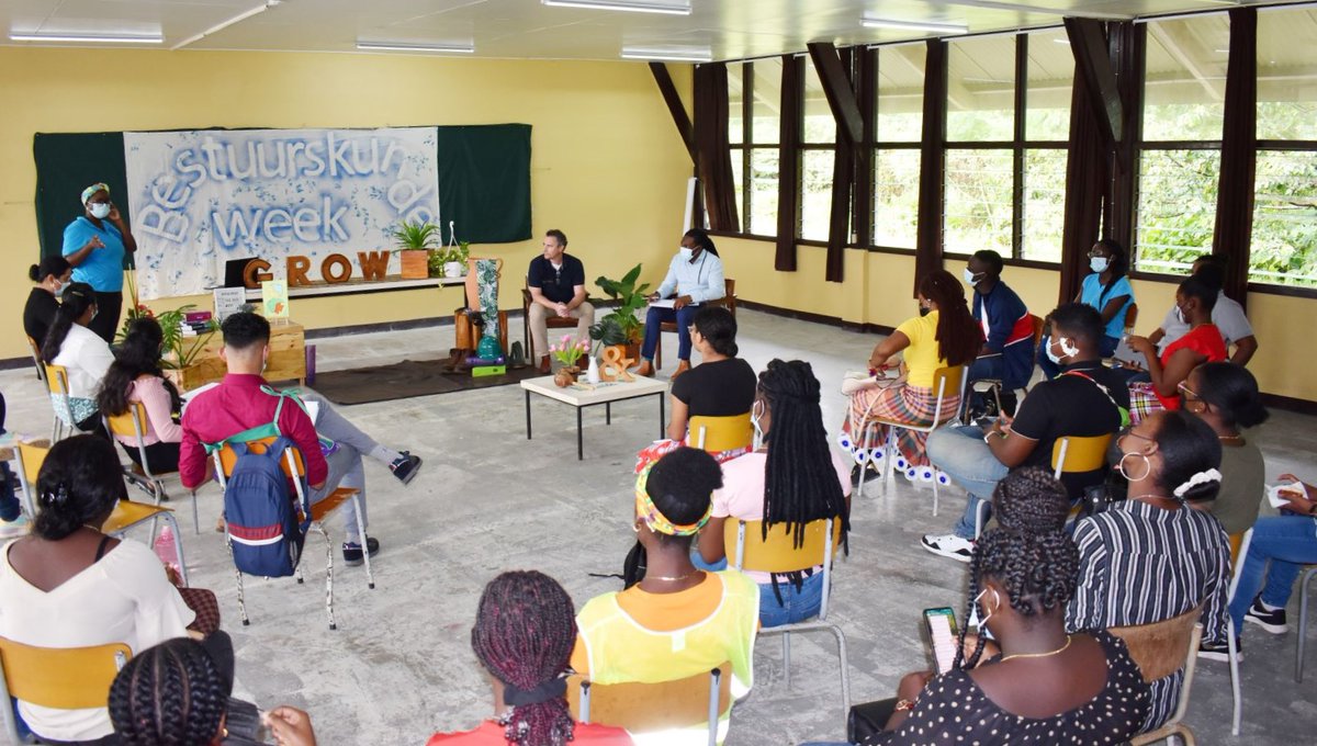 IAMGOLD_Corp's tweet photo. Le recrutement universitaire fait partie intégrante de nos efforts d'embauche locale. Dans le respect des restrictions sanitaires, nous avons rencontré les étudiant(e)s en administration publique de l’Université Anton De Kom (Suriname) pour présenter l’industrie minière 
#Rosebel https://t.co/skXTY77M76