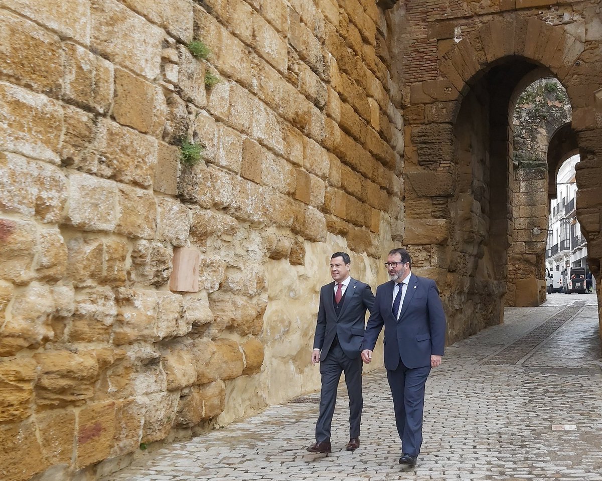 JuanAvilaCARMO's tweet photo. El Gobierno Andaluz se reúne en Carmona

Hoy ha sido un día histórico para Carmona puesto que, por primera vez, el Consejo de Gobierno de @AndaluciaJunta se ha celebrado en nuestra ciudad

Gracias al presidente @JuanMa_Moreno y a todo su Gobierno por elegir Carmona https://t.co/OtLWYjIXck