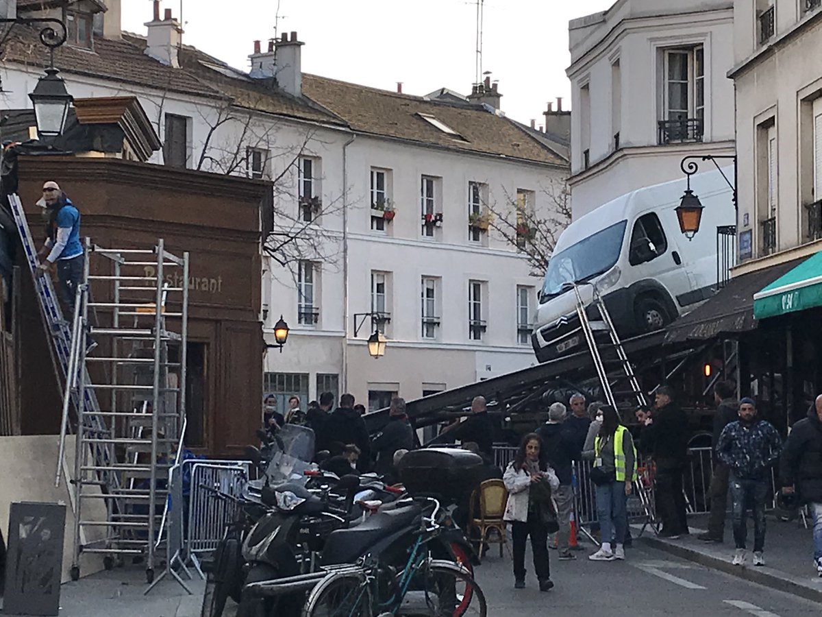 jminguell's tweet photo. @netflix is shooting a movie on my street and it looks like this. Suggestions of the movie plot here 👇🏽 please. https://t.co/yBE7zm8OzL