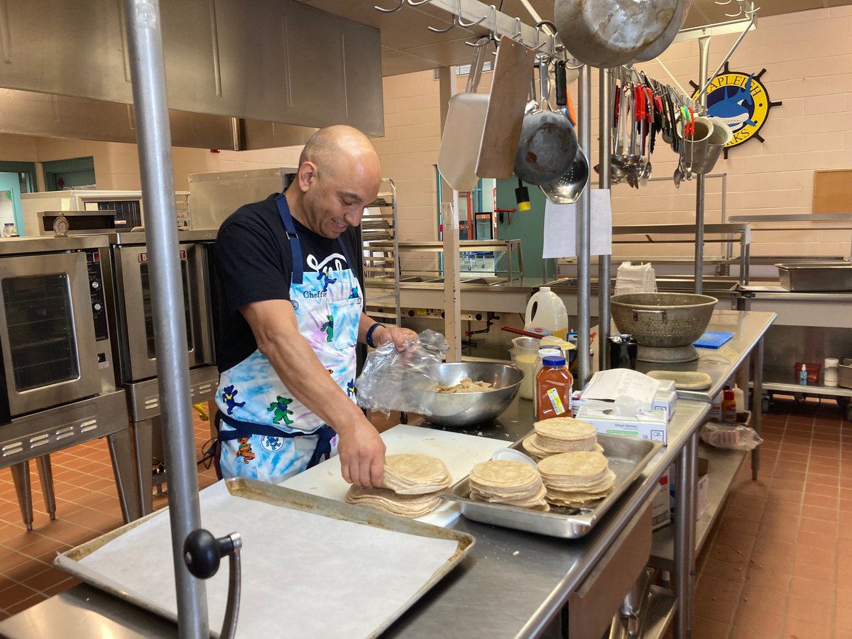 Only in #Kittery can you catch a <a href="/beardfoundation/">James Beard Foundation</a> nominated chef pitching in on school lunch! 🤩

Thanks to <a href="/KitteryLunch/">Kittery Schools Nutrition Program</a>, <a href="/KitterySchools/">Kittery Schools</a> &amp; <a href="/dvchefME/">David Vargas</a> for this awesome pic from today's lunch at Shapleigh. For more from Shapleigh, visit their FB page at facebook.com/shapleighschoo… 👏
