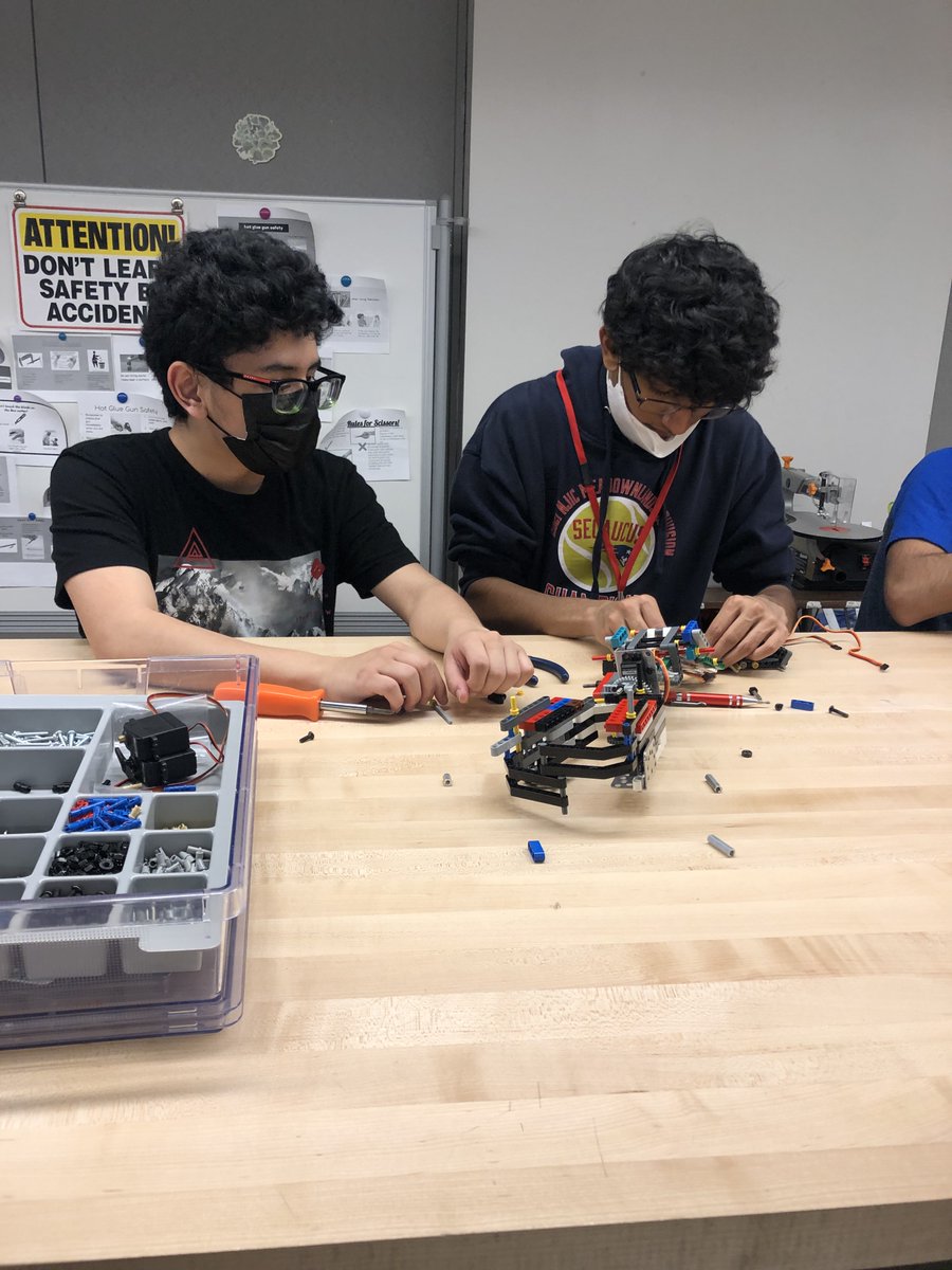 RoboticsSPSD's tweet photo. New competition team members got the opportunity to work directly with the Lego Robot, helping develop their engineering skills. https://t.co/AuAx8ZhqE8