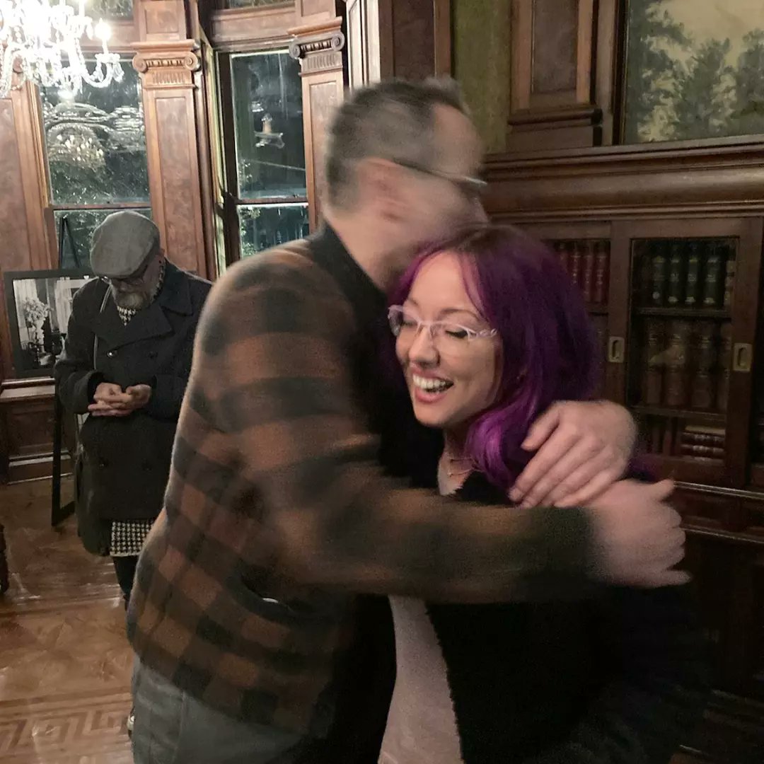 TalinaTk's tweet photo. More #hugs from my #faveactor #JasonLee #squee 🤩😍🥰🤪 #magicalmoment #fangirlforever #sohappy I draw alot more now after #actorJasonLee was so #sweet to me for giving him my #drawing of him! I've gotta give more #art to my #favecelebs I looked so #goofy 😂 #MyNameIsEarl #fan https://t.co/Xdl9NYrQFK