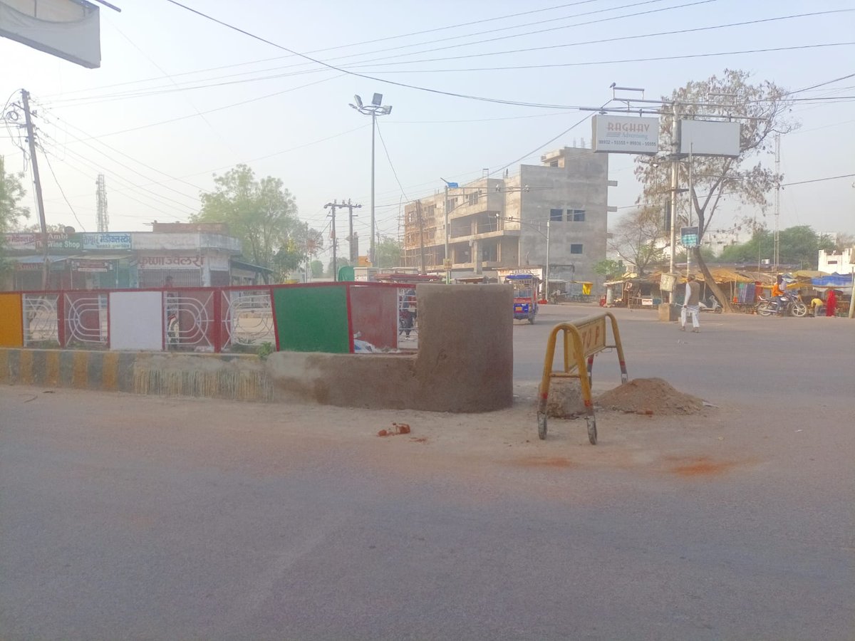 PROJSChhatarpur's tweet photo. स्वच्छता से शहर की बदल रही तस्वीर
तालाब हो रहे पुनर्जीवित
कलेक्टर एवं प्रशासक नपा छतरपुर श्री संदीप जी आर के निर्देशन में नपा की स्वच्छता टीम द्वारा ग्वाल मंगरा तालाब की जलकुंभी निकालने एवं शहर के डिवाइडर की मरम्मत तथा रंगरोगन का कार्य जारी है।
@mpurbandeptt
#CleanChhatarpur https://t.co/5AOi06O6uK