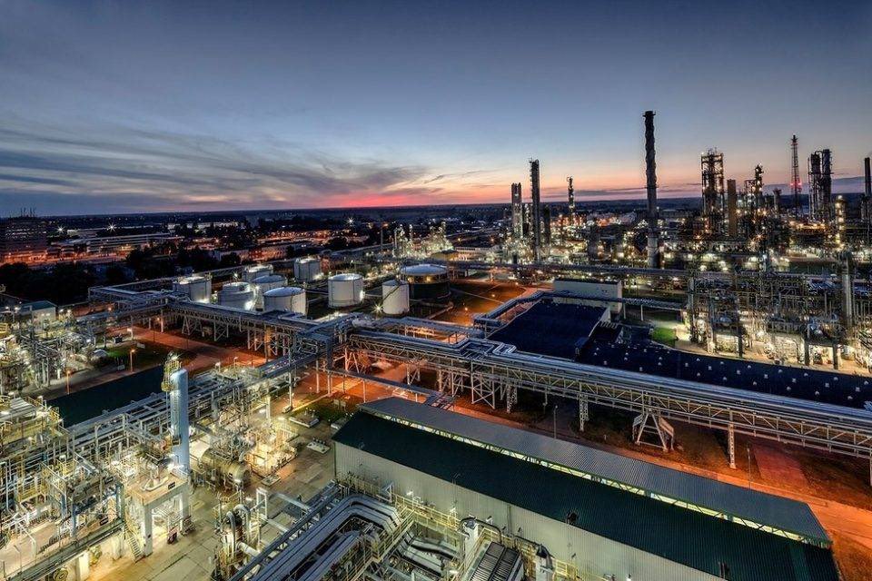 PolskaMorska's tweet photo. W @PKN_ORLEN rusza produkcja tworzyw z wykorzystaniem przepracowanych olejów spożywczych‼️#Koncern podkreśla, że częściowe zastąpienie ropy naftowej alternatywnym surowcem umożliwia redukcję emisji i jest odpowiedzią na oczekiwania regulacyjne i rynkowe. ➡️https://t.co/Nivdt2jPRj https://t.co/l0FpvNK7KR