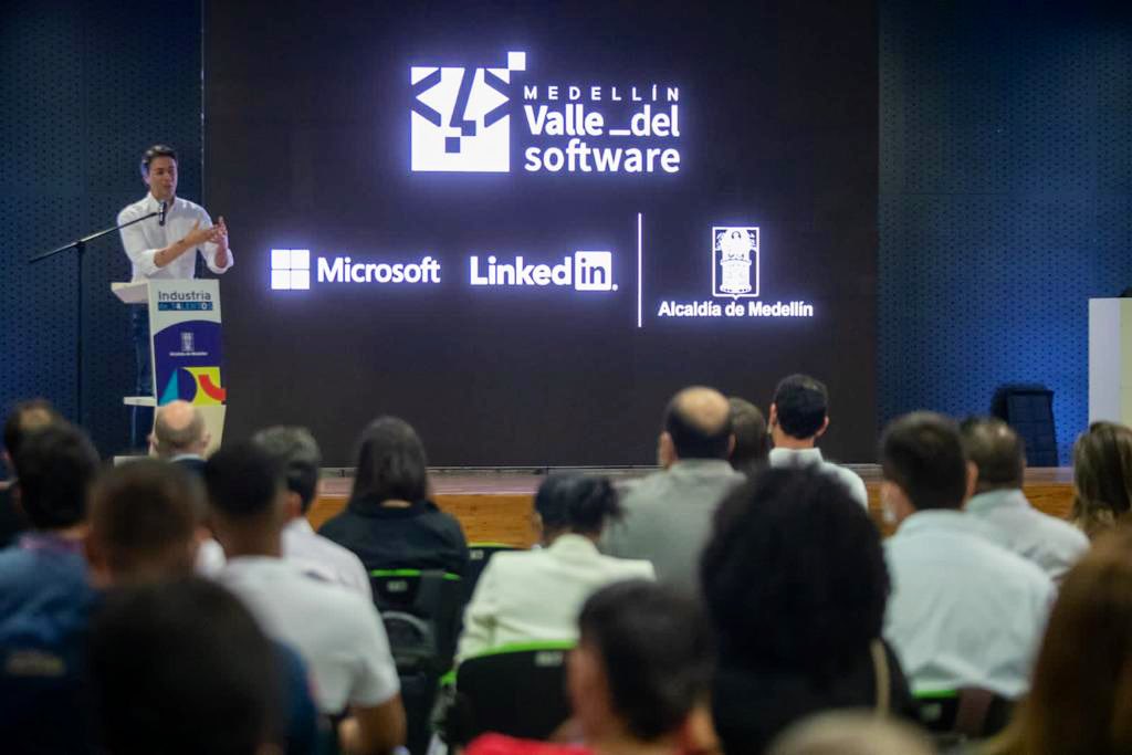 ValeroMadrid_'s tweet image. 🚀📖💻Hoy algo muy poderoso pasó en Medellín. @LinkedIn, @MSFTColombia y @QuinteroCalle firmaron alianza en la que formaran a 25.000 jóvenes y adultos de la ciudad en habilidades digitales para el empleo de LinkedIn Learning. 

#ValleDelSoftware