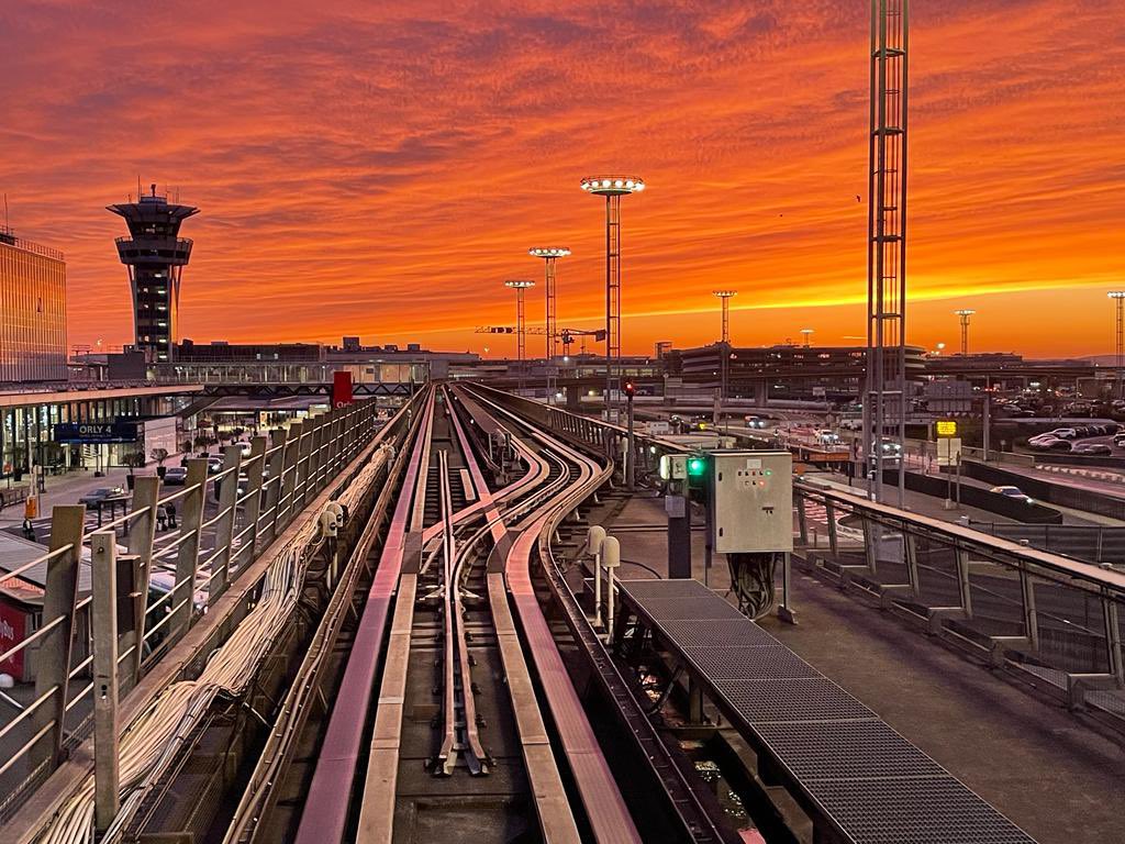 IOrlyval's tweet photo. Aéroport #Orly : La voie Orlyval vers un ciel de braise
(17 mars 2022)
Photo Lionel LE FESSANT
@RATPgroup @RATPGroup_Terr @ParisAeroport
#orlyval #metro #voie #train #voyages #cielorange #metroautomatique #couleurs #maintenance https://t.co/SnTacBUr1n