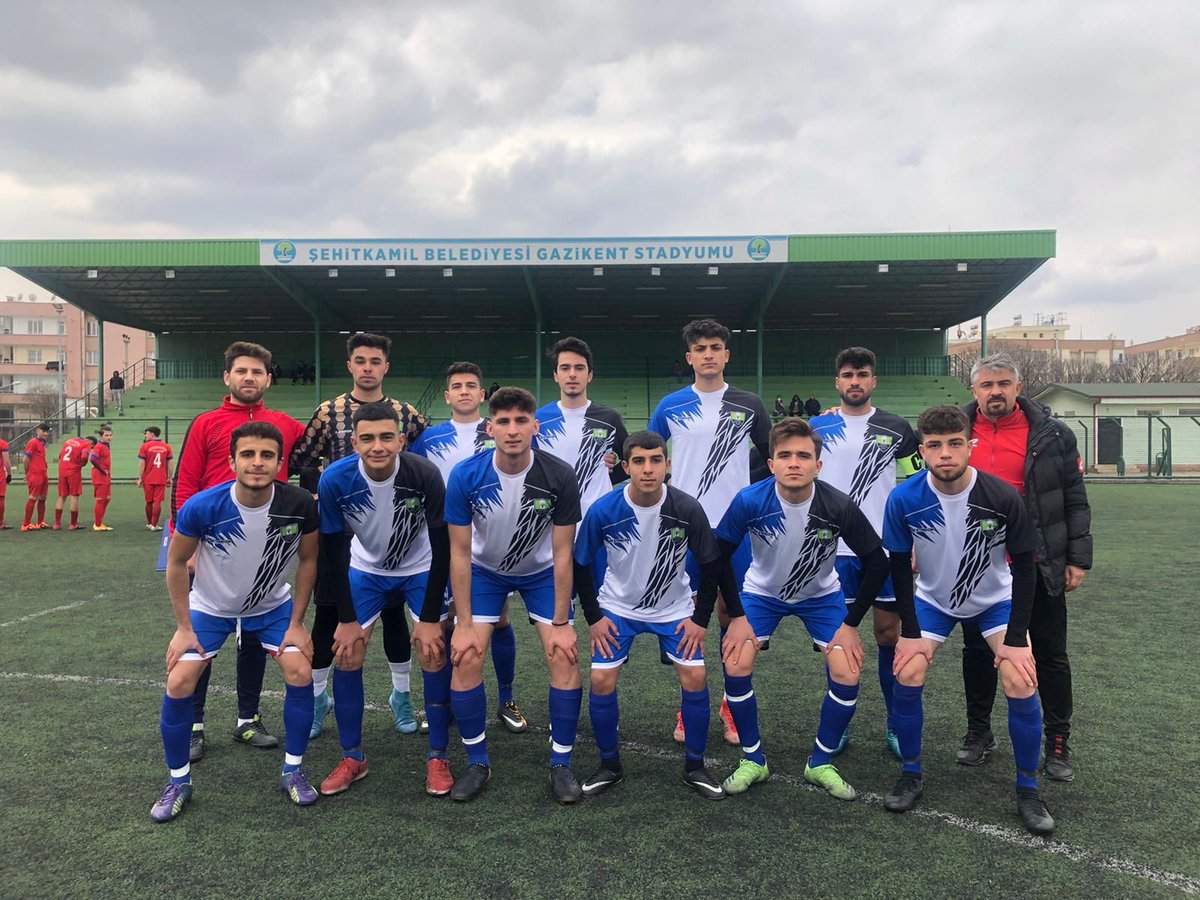 Uzun bir aranın ardından yeşil  sahada altyapı faaliyetleri start aldı.💫 

Sezonun ilk maçında, soyunma odasına 3 puanla dönen  U18 Futbol Takımımızı kutluyoruz.👏👏

#ŞehitkamildeSpor
