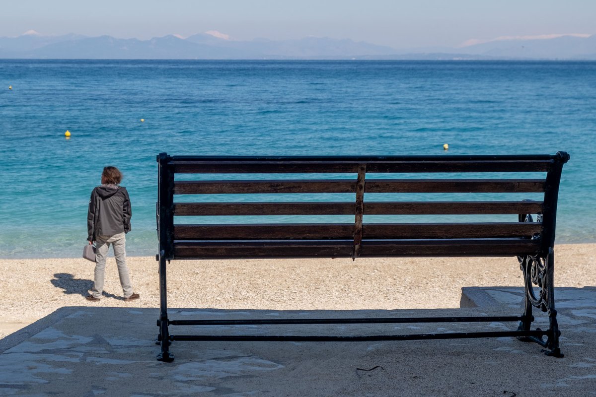 LifeGreekIsland's tweet photo. Empty beaches. Empty seats. You get that a lot when you live on a Greek island... in winter. 

#Greece #beaches #greekislands #DiscoverGreece #bench https://t.co/EhsgBCw3c6
