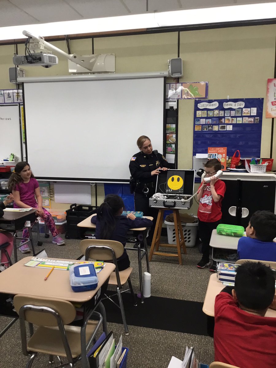 CRASMrsEnnis's tweet photo. Grateful to the Monmouth County Sheriff’s Office for our Seek911 program. We feel better prepared if we ever have to call for help! Thank you Officer Santos! #ftsrkids #SmartandSafe https://t.co/Hg9tT6cOJ7
