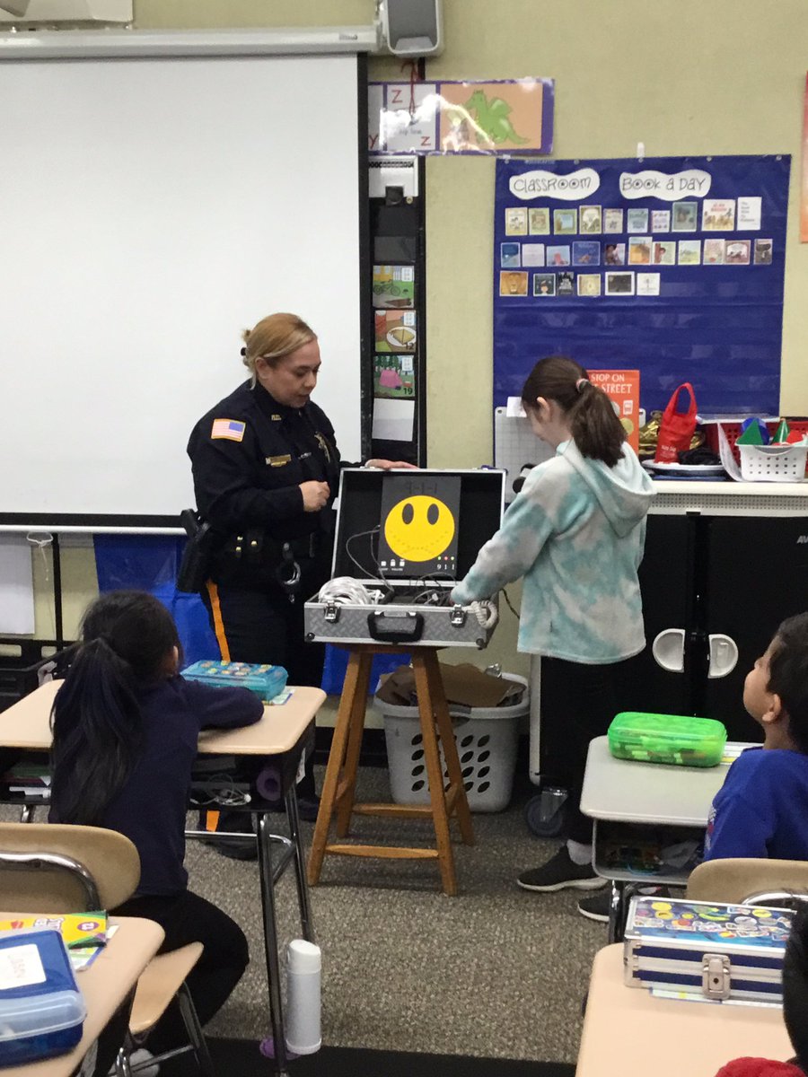 CRASMrsEnnis's tweet photo. Grateful to the Monmouth County Sheriff’s Office for our Seek911 program. We feel better prepared if we ever have to call for help! Thank you Officer Santos! #ftsrkids #SmartandSafe https://t.co/Hg9tT6cOJ7
