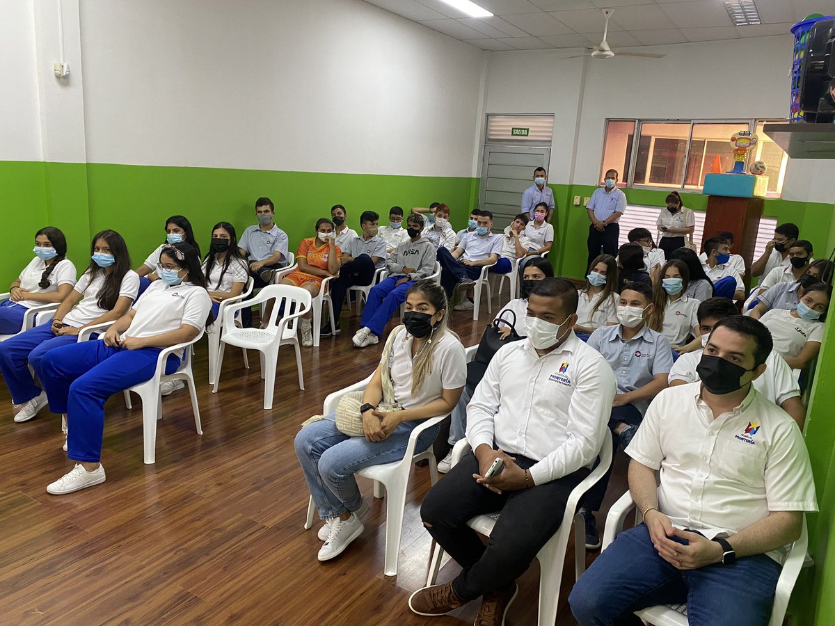 TransitoMtr's tweet photo. ✔️Continuamos llevando mensajes de prevención vial a estudiantes de Montería.

👉🏻 Realizamos charla de educación vial a estudiantes del George Noble School con el propósito de enseñarles la importancia de una conducción responsable y el cumplimiento de las señales de tránsito. https://t.co/eSksREZXgV
