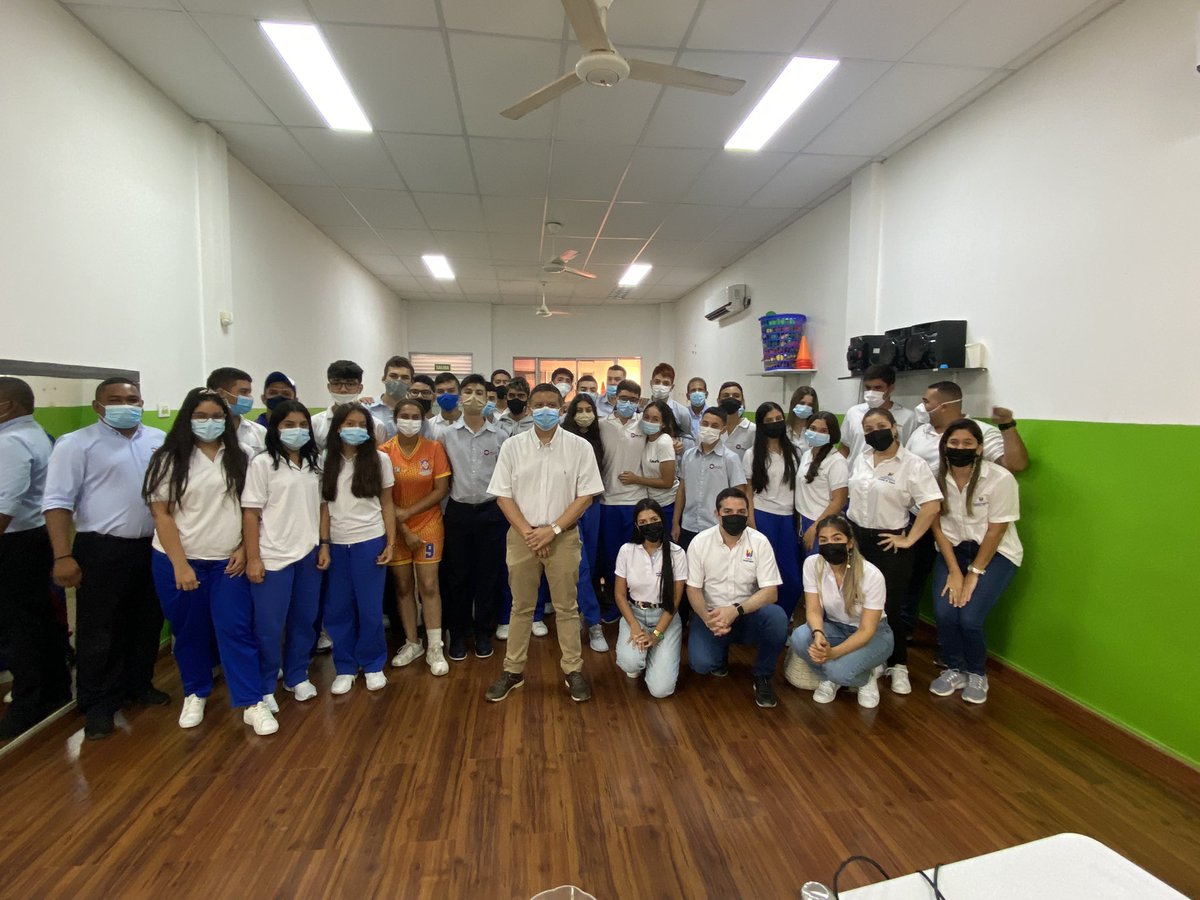 TransitoMtr's tweet photo. ✔️Continuamos llevando mensajes de prevención vial a estudiantes de Montería.

👉🏻 Realizamos charla de educación vial a estudiantes del George Noble School con el propósito de enseñarles la importancia de una conducción responsable y el cumplimiento de las señales de tránsito. https://t.co/eSksREZXgV