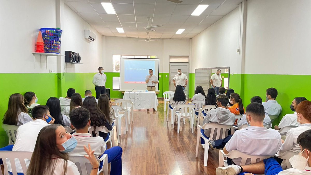 TransitoMtr's tweet photo. ✔️Continuamos llevando mensajes de prevención vial a estudiantes de Montería.

👉🏻 Realizamos charla de educación vial a estudiantes del George Noble School con el propósito de enseñarles la importancia de una conducción responsable y el cumplimiento de las señales de tránsito. https://t.co/eSksREZXgV