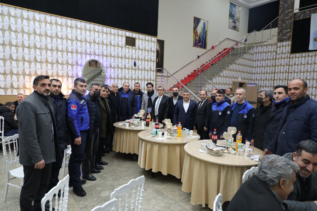 hamzasayir041's tweet photo. Tüm çalışma arkadaşlarımız, AK Parti İlçe Başkan Vekilimiz Av. Fevzi Karataş ve Meclis üyelerimizin katılımıyla emekliye ayrılan çalışma arkadaşlarımızla bir araya gelerek, bugüne kadar Dilovamıza yaptıkları hizmetlerden dolayı paketlerini taktim ettik. https://t.co/xCmo2TAnVK