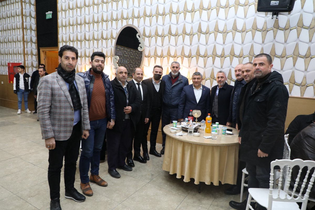 hamzasayir041's tweet photo. Tüm çalışma arkadaşlarımız, AK Parti İlçe Başkan Vekilimiz Av. Fevzi Karataş ve Meclis üyelerimizin katılımıyla emekliye ayrılan çalışma arkadaşlarımızla bir araya gelerek, bugüne kadar Dilovamıza yaptıkları hizmetlerden dolayı paketlerini taktim ettik. https://t.co/xCmo2TAnVK