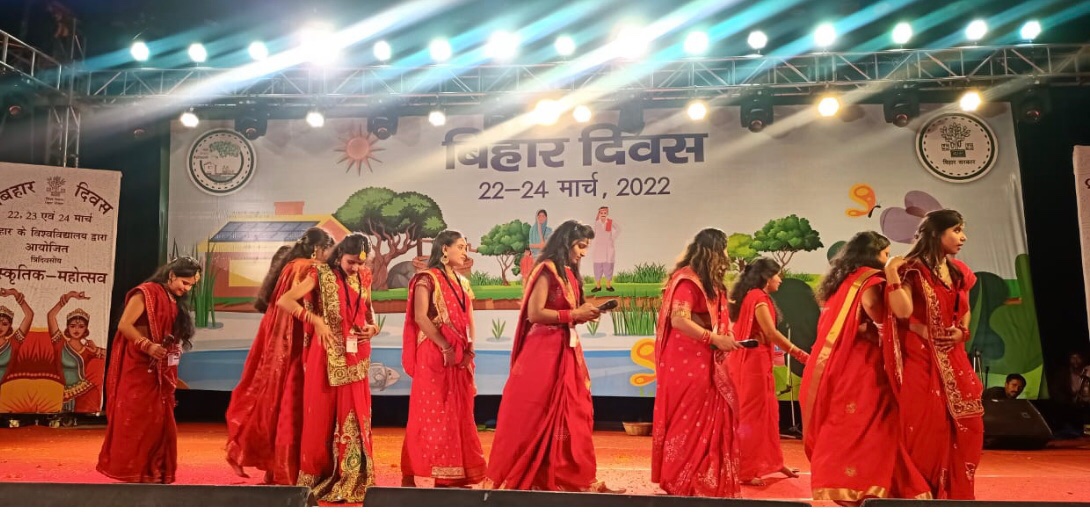 NalandaCollege2's tweet photo. बिहार दिवस के अवसर पर श्री कृष्ण मेमोरीयल सभागार, पटना में शिक्षा विभाग द्वारा आयोजित तीन दिवसीय कार्यक्रम के पहले दिन नालन्दा कॉलेज टीम ने रंगोली और समूह लोक गायन में भाग लिया
@NitishKumar @VijayKChy @sanjayjavin @BiharEducation_ @dmnalanda @Vaibhava_ias @iaskumaranurag @imNavKP https://t.co/fnrEUBk3A3