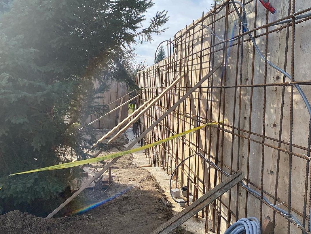 UnilockLife's tweet photo. It's time for a #transformationtuesday! ACAL General Contracting worked on this fence entry wall using our U-Cara Fascia Panels and it looks great! Nice work. ๐๐ฏ
#Unilock #ucara #entrywall #outdoorliving #construction #hardscapelife https://t.co/FqH5hIshh7