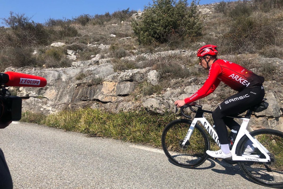 🎥 Tournages ! 🍬
Une journée avec <a href="/BouhanniNacer/">Nacer Bouhanni</a> + portrait de Kevin Vauquelin , c’est bientôt dans Ca va frotter <a href="/lachainelequipe/">la chaine L'Équipe</a> 🎥
On a hâte de vous partager tout ça. Restez connectés 😁 #lequipevelo