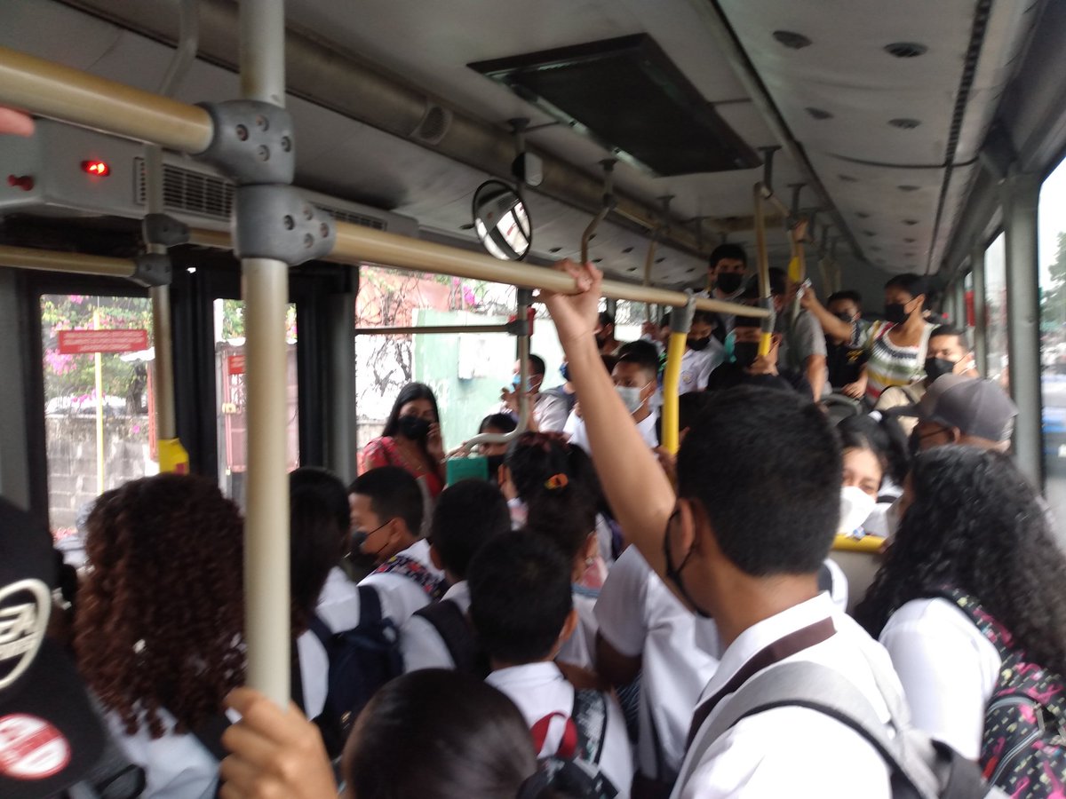 Yuvasumoza's tweet photo. @AlvaroAlvaradoC @OficialMiBus @CastaliaPascual @MINSAPma 
Así viajan los estudiantes usuario del metrobus del Dolores Moscote. Bus de Costa del Este. Se necesita más constancia con la ruta E664. 11:45 am. https://t.co/YkiFu7AjUA