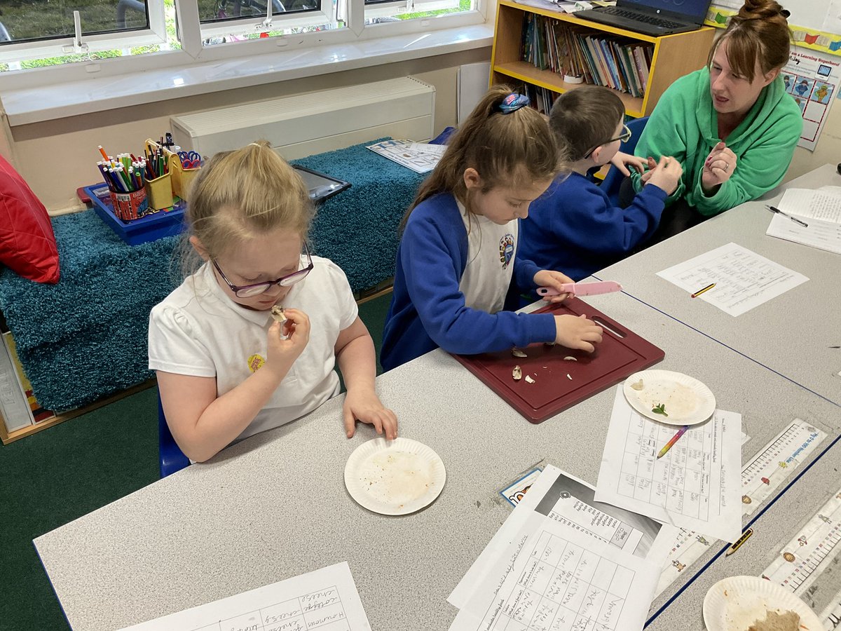 Class3wade's tweet image. Well done safely cutting food today 3W.  You were great trying the different foods too.