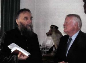 Putins neofaschistischer Ideengeber #Dugin ist auch in der rechten Szene von #OWL eine geschätzte Figur. 2013 trat Dugin bei der 9. Ideenwerkstatt der nationalistischen #Burschenschaft #NormanniaNibelungen in #Bielefeld auf (im Bild mit Dieter Farwick)⬇️.
