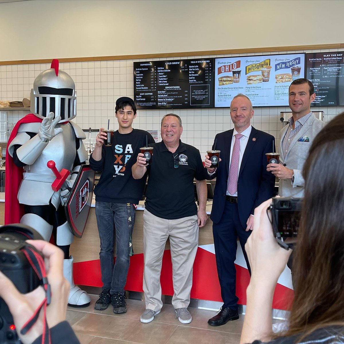 MindiCahall's tweet image. I haven’t gotten to celebrate an event like this since before the pandemic. ❤️ Thank you @Saxbys for choosing to partner with RCBC as your first community college and grow experiential learning opportunities on campus for our students. #WeAreRCBC