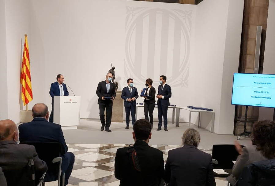 Avui <a href="/Lauraperacaulab/">Laura Peracaula</a>, presidenta d'<a href="/intermedialabor/">Intermedia</a>, recull en nom d'Intermedia la Placa President Macià 2020 en la categoria d'Igualtat d'Oportunitats en el treball i conciliació de la vida personal, laboral i familiar en l'acte presencial de lliurament de guardons. <a href="/govern/">Govern de Catalunya</a>