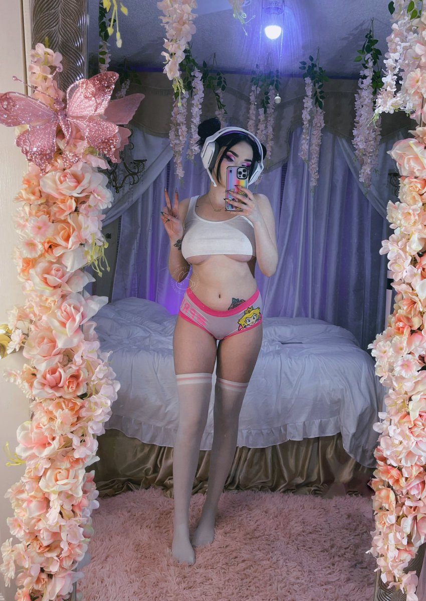 Let’s play games and watch anime ♡ https://t.co/OnMbjuVtWm