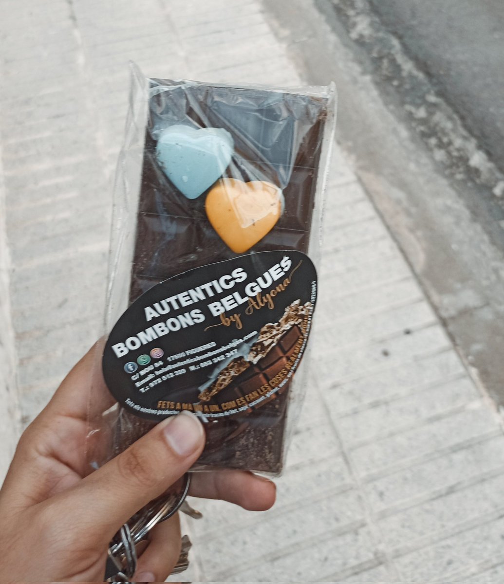 AlexKolbrunson's tweet photo. Cuando te dan chocolate por indicar dónde está Correos. Muchas gracias 😊😊 https://t.co/WuajLI82id