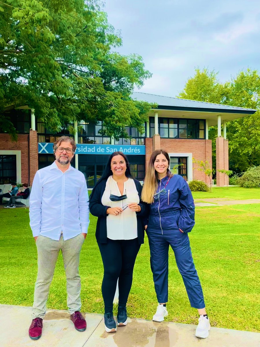 muyroi's tweet photo. China de contentura con @Hugo_pardo y @anitasalgado en @UdeSA abriendo la conversa sobre #HackingLearning https://t.co/gaPHlM0E2g