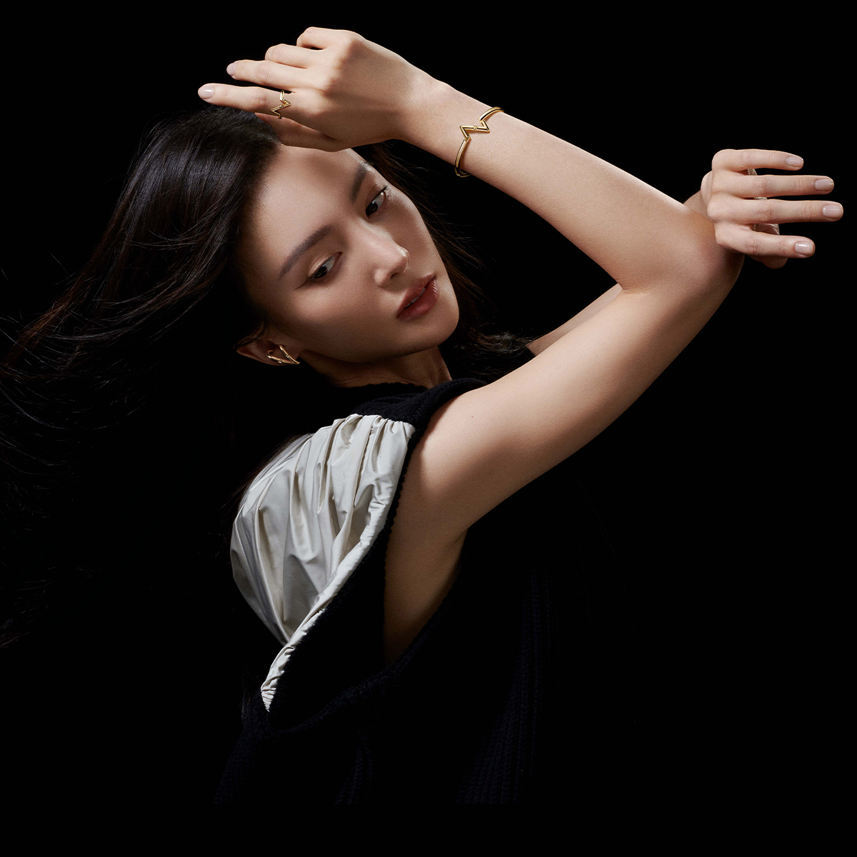 LouisVuitton's tweet photo. A compelling tempo. With a sharp design that brings strength and modernity, the #LVVolt Fine Jewelry Collection pays homage to #LouisVuitton’s powerful initials. Discover the campaign starring #JinChen at https://t.co/nKvxmnOVC9 https://t.co/w8JZkoY6ap
