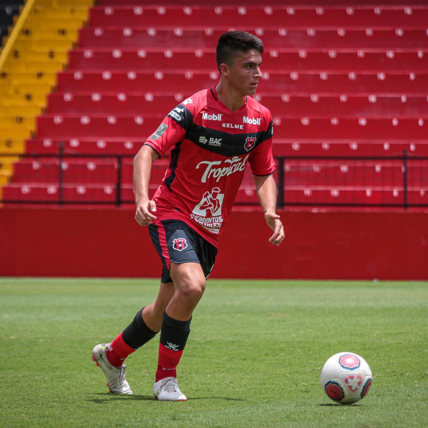 Alajuelense Oficial on X: "Nuestro cachorro, Santiago Van Der Putten, viajó  a Suiza🇨🇭para una pasantía futbolística de siete días con el @FCBasel1893  ⚽️ ¡Con todo, Santi! 🦁 https://t.co/JSIj7BKvSR" / X