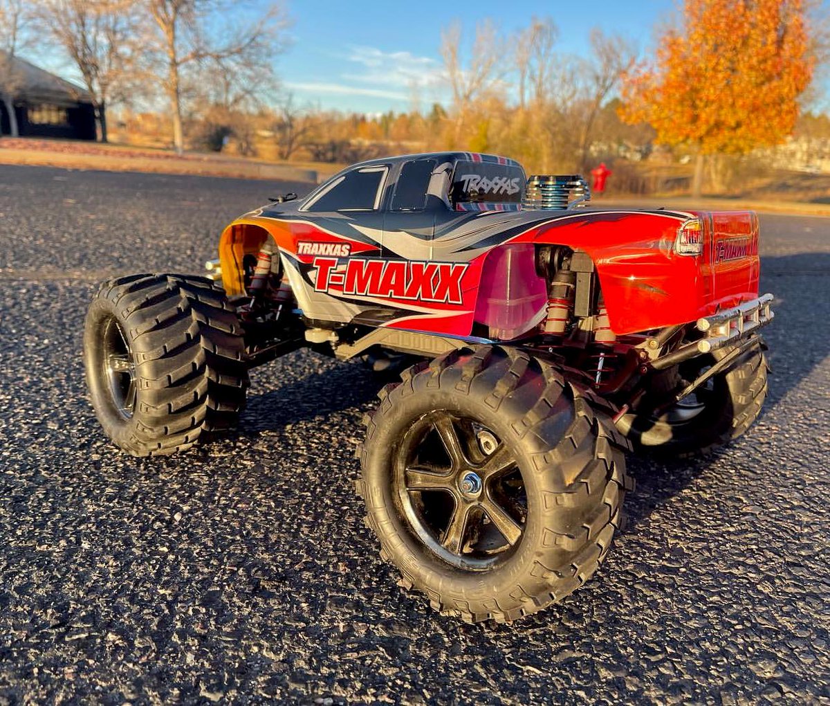 Traxxas's tweet photo. Making waves since day 1. 😎 
#Traxxas changed the game in 1999 with the release of the T-Maxx — the #1 selling RTR monster truck of all time! 🥊

[[Model # 49104-1]] #TraxxasTMaxx 
#FastestNameInRadioControl
#TraxxasFanPhoto 📸: conscustomz
#NitroRC #MonsterTruck https://t.co/SknfrAUpNy