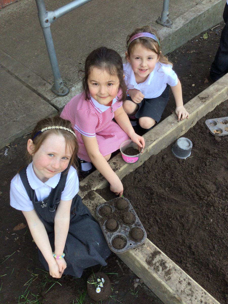 ThamesideSch's tweet photo. Amazing creations in both the mud kitchen and at the junk modelling area today. Mrs Cooper enjoyed a fantastic spaghetti dish followed by lots of cake and a very earthy coffee! #Year1tps #YRStps #YSCtps #nolimitstps #teamworktps #independencetps #continuousprovisiontps #oracytps https://t.co/XeC7Bik730
