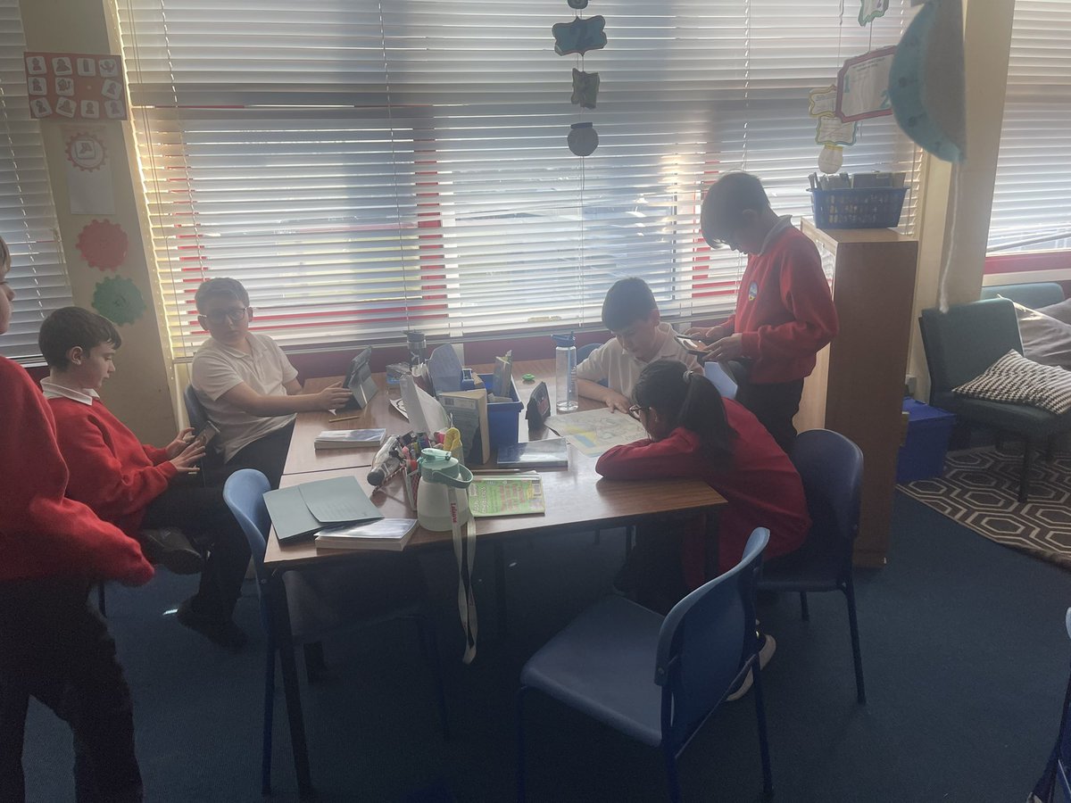 BowhouseP2's tweet photo. Our STEM project is going so well! Collaboration on PowerPoint on different iPads! Very impressive! Our Flood Protection Presentations will be fab! @FMorrisonSTEM https://t.co/LuANb4bUYk