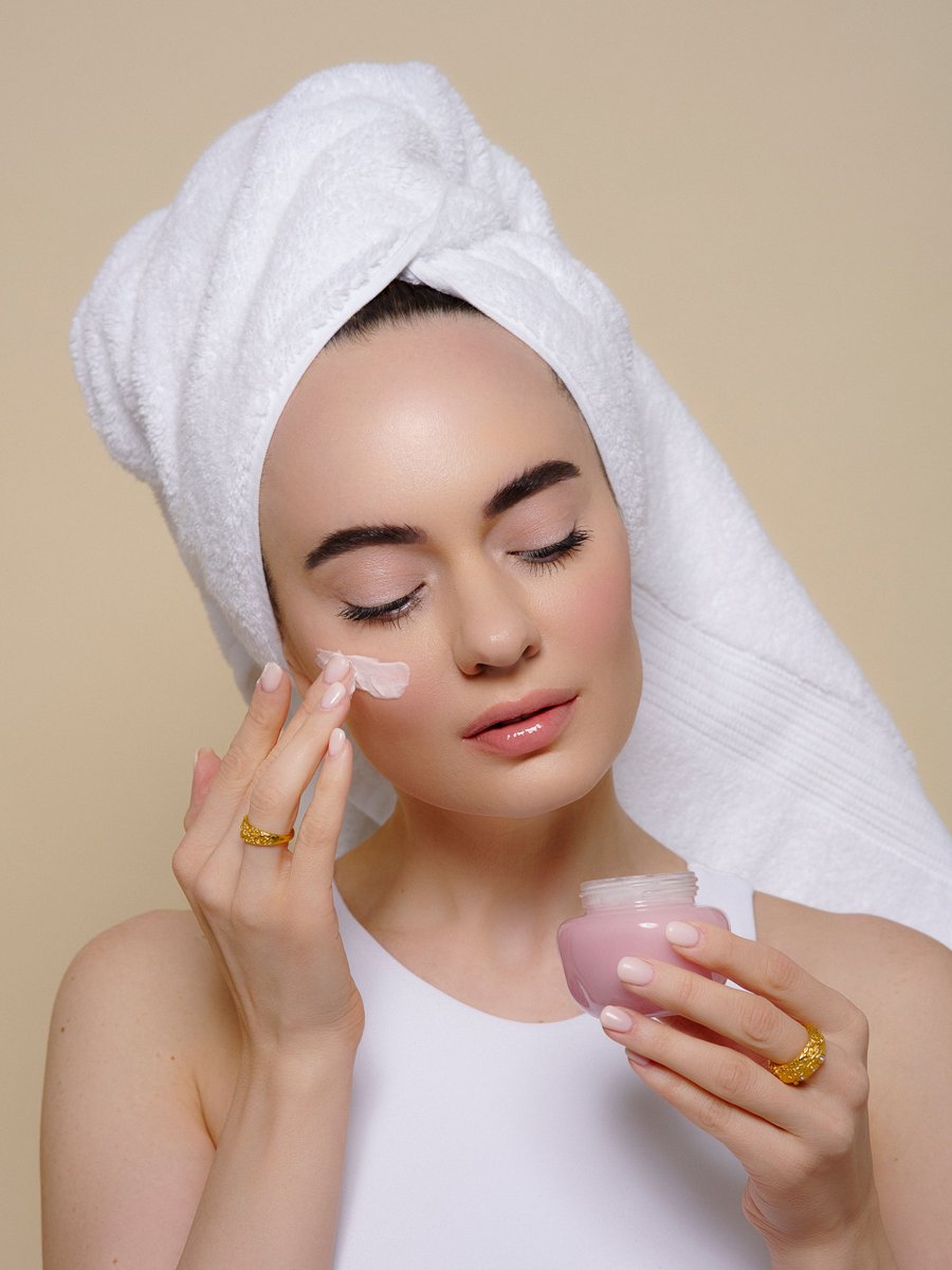 The reality of having #SensitiveSkin is that your skin is freaking out every now and then. Over the years, I developed a skincare kit I to go every time I needed to soothe my reactive skin. #stylesprinter

stylesprinter.com/7-sensitive-sk…