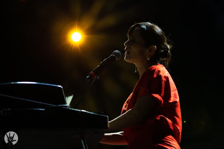 ¡Julieta Venegas llama a detener la violencia contra mujeres en su presentación del #ViveLatino2022!💜

"Es momento de salir a la calle, hablar y darse cuenta del enojo que tenemos las mujeres. En este país desaparecen 10 mujeres al día”, señaló.

🔗bit.ly/3NenFJO