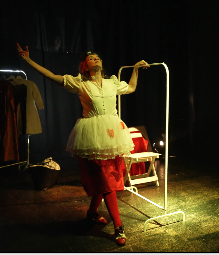 "... Cuando era adolescente yo no quería ser payasa, quería ser bailarina... " #muerteaccidetnaldeunapayasa
Último sábado 26 a las 20.30h  <a href="/Bululu2120/">Bululu2120</a> 
Ven a acompañarnos en el último día. <a href="/Metidosenobras/">Metidos en Obras</a> 
#teatro