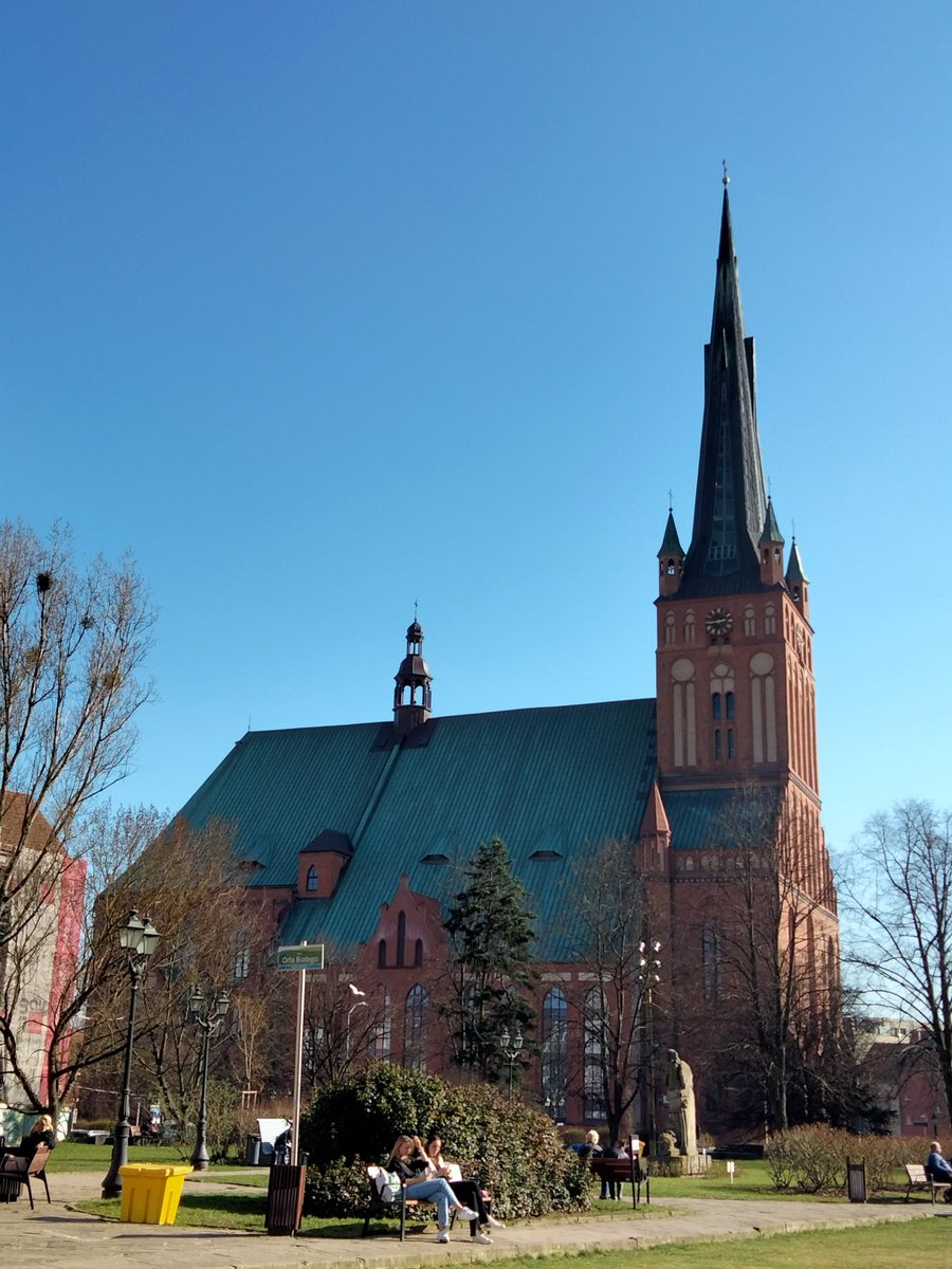 Day 2️⃣ - Working on presentations with international students and going for a city walk. We weren't expecting Poland to be this sunny! 😎 #ScienceAcrossEurope <a href="/EUErasmusPlus/">Erasmus+</a> <a href="/proyectocartama/">IES Cartima</a> <a href="/mmarmalea/">M Mar Garcia</a>