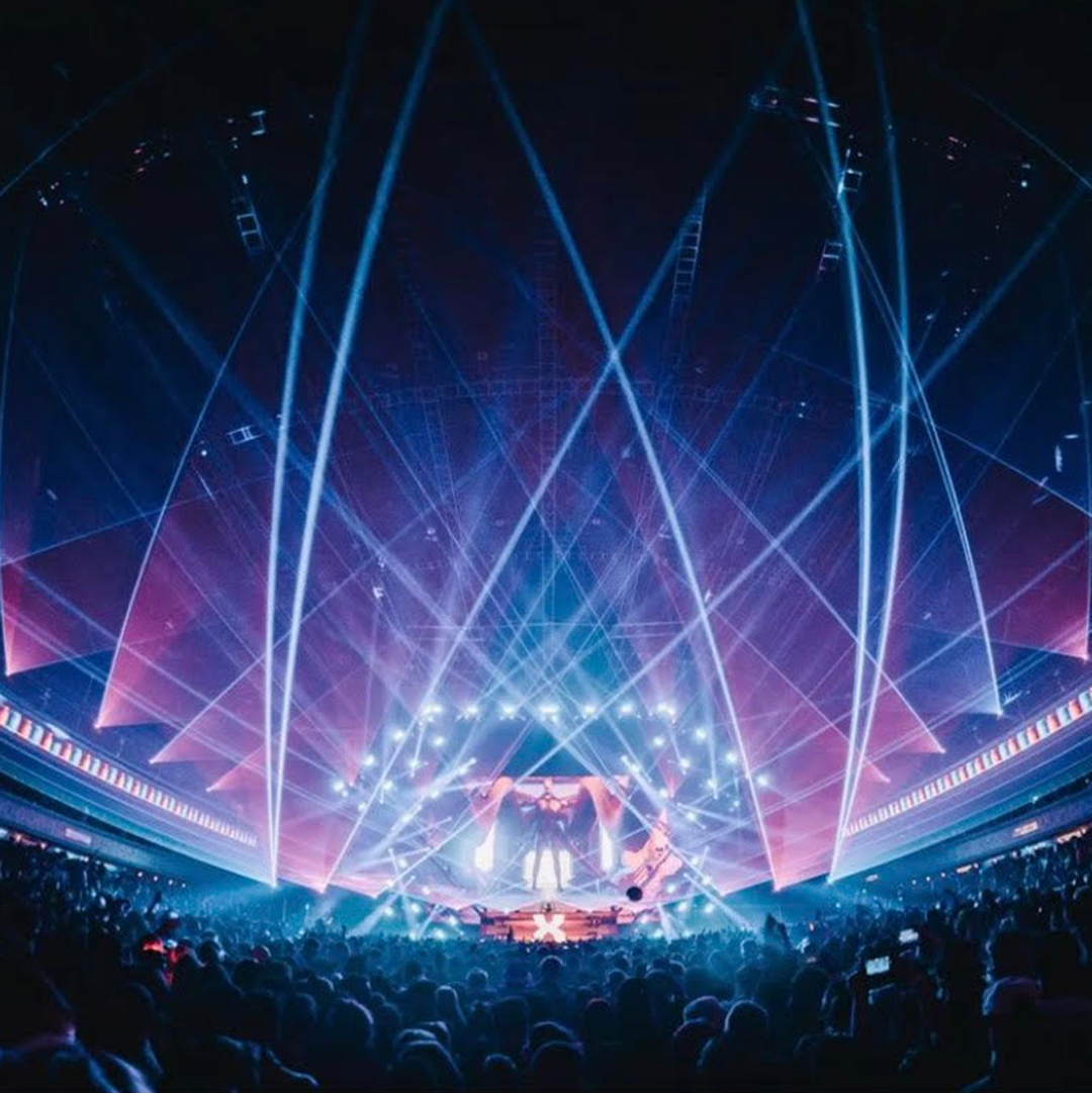 PangolinSystems's tweet image. Imagine standing in that crowd to see a live show and seeing this amazing #production. 🤯🙌 @iamthelaser (Instagram) always know how to bring his A game especially with their #laserdesigns! 💥😍

#lightdesign #technology #visualart