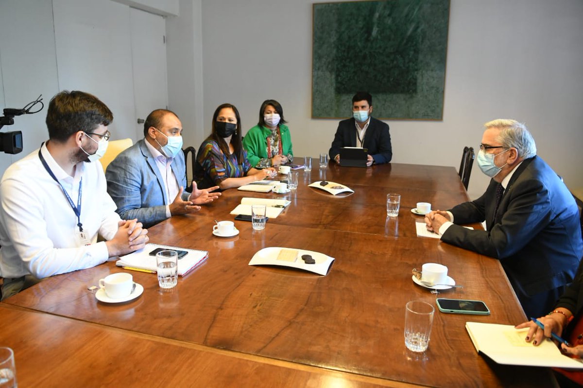 ProfMarcoAvila's tweet photo. Esta mañana nos reunimos junto a @verofigueroah con el vicepresidente del @CRUCH_Chile  y rector de la @usach, Juan Manuel Zolezzi, y con Patricio Sanhueza, rector de la @upla_comunica y presidente de la Agrupación de Universidades Regionales @AUR_cl. 1/2 https://t.co/IVrC1GUxJg