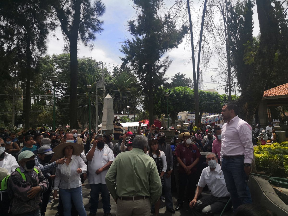 #MorenaViolaElección

El <a href="/ProyectoNuevoCh/">@ProyectoNuevoChimalhuacan</a> se manifesta pacíficamente para que se de pronta solución ante la incapacidad del Ayuntamiento de #Chimalhuacán para cumplir y respetar su propia convocatoria en la elección de autoridades auxiliares.