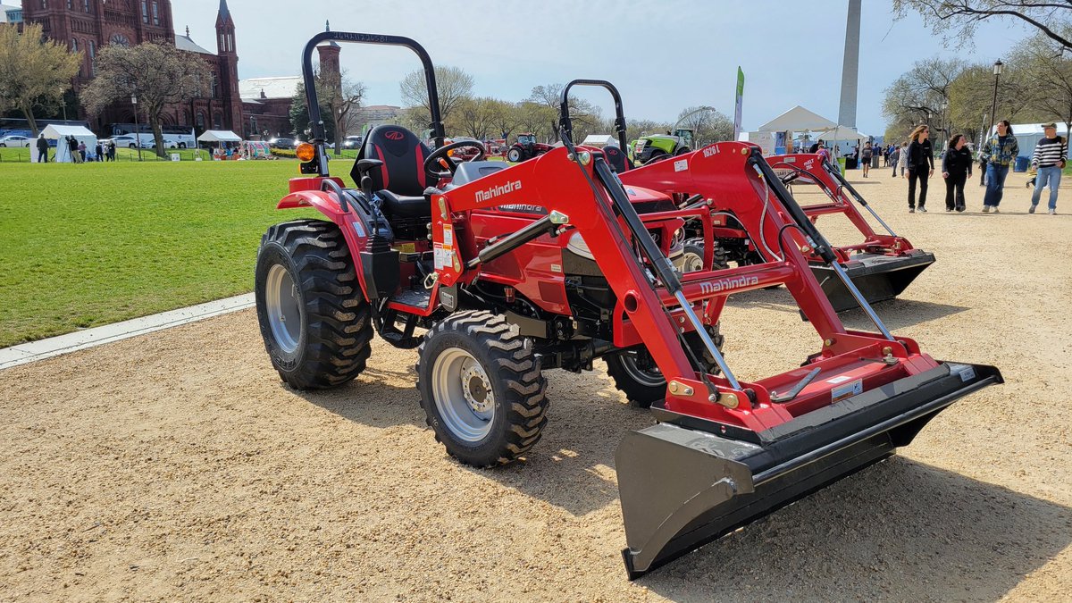 sonalika22's tweet photo. Such a joy and pride to see @MahindraRise tractors, off-roading vehicle #Roxor and @MahindraRacing #Nascar race car in the iconic backdrop of Washington DC! Their econ impact in the US with investments jobs and innovation is truly remarkable. #agonthemall #IndianRootsAmericanSoil https://t.co/nOOxAOGMoW