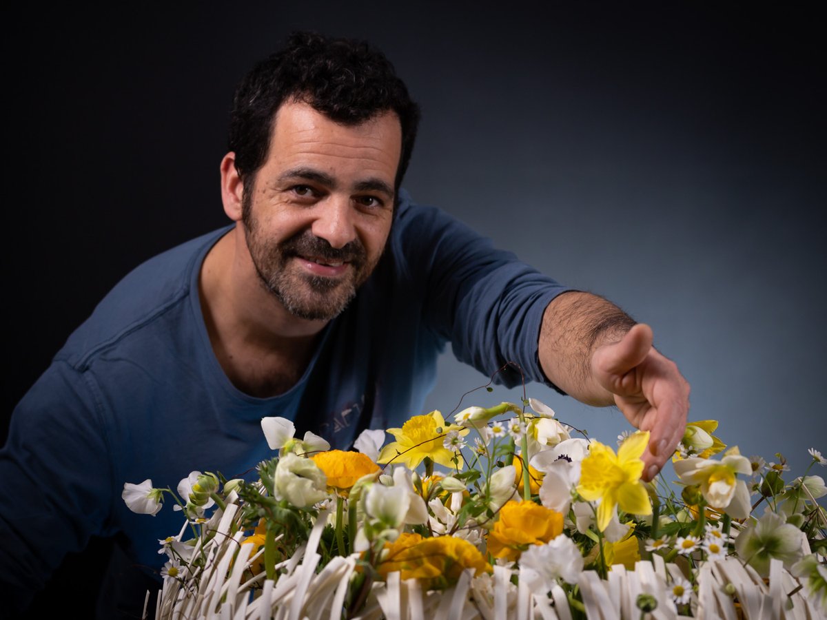 FLOOSWEB's tweet photo. In this floral design recipe, master #CarlesJFontanillas presents a composition like a floral explosion born from a rattan basket. The base has been handcrafted to achieve the feeling and emotion necessary. 

https://t.co/p56zapZOAa

#FLOOS #StepByStep #MasterFlorists #Flowers https://t.co/t5qqti5G9V