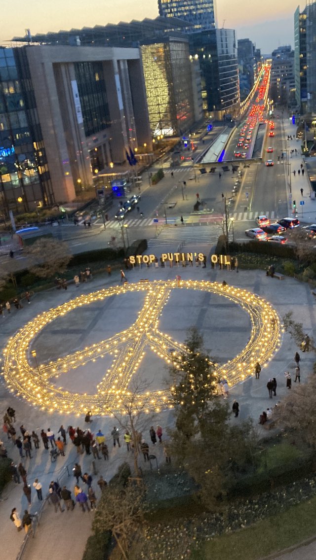 OlivierBaillyEU's tweet photo. #Peace at the heart of #EU area in #Brussels. And a clear message on oil dependency. @EU_Commission @eu_eeas https://t.co/2dFdrqlKEF
