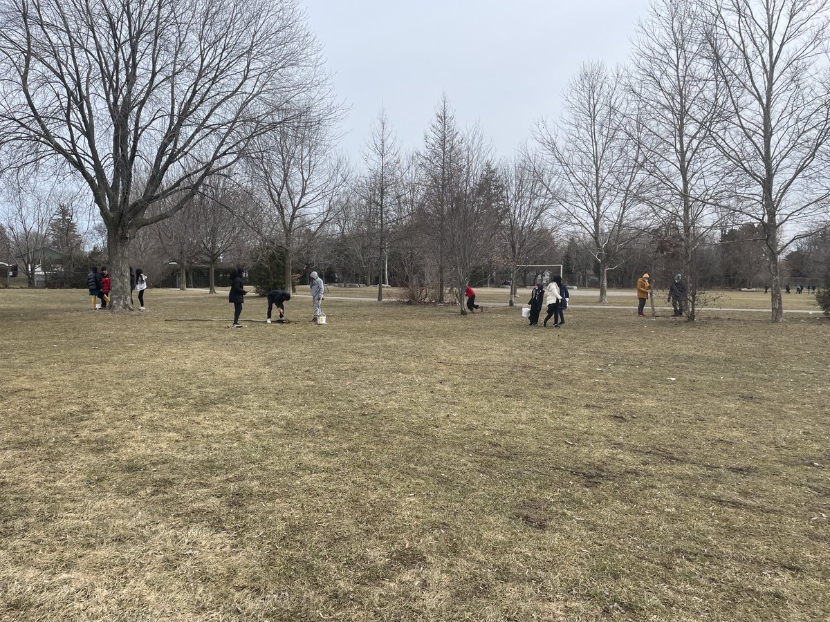 salsman_denise's tweet photo. Working on Ephemeral/Land Art ⁦@DaveTerminesi⁩ ⁦@charlesgordonps⁩ ⁦@LC3_TDSB⁩ https://t.co/3UjZGNknLO