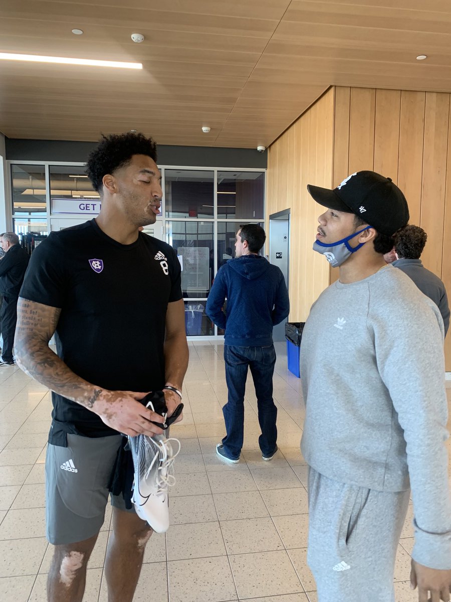 JenTolandTG's tweet photo. Holy Cross WR Tenio Ayeni catches up with former HC WR Kalif Raymond, who recently completed 6th season in NFL. Raymond here to check out HC Pro Day.⁦@HCrossFB⁩ ⁦@tgsports⁩ https://t.co/RPZvCtQ4zI