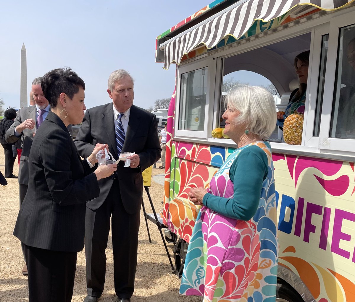 eat_modified's tweet photo. You know its REALLY good when the @USDA @SecVilsack says he likes the less acidic @PinkglowPine #EatModified #AgOnTheMall https://t.co/JRRi4cwAj0