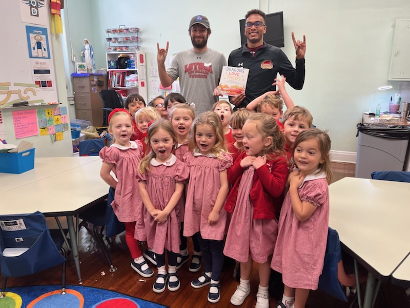 hnjschool's tweet photo. Our early childhood students had some special guest readers from the @LoyolaWolfPack swim team this week! https://t.co/1jn2JvMkJJ