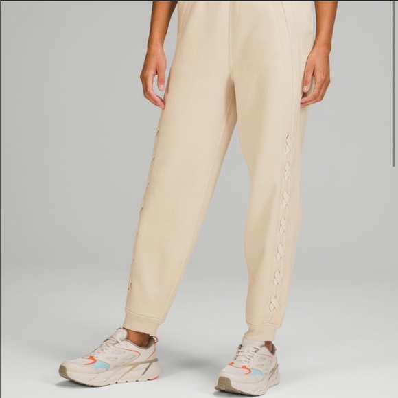 PinkProzacPray's tweet photo. So good I had to share! Check out all the items I'm loving on @Poshmarkapp #poshmark #fashion #style #shopmycloset #hellyhansen #lululemonathletica #thenorthface: https://t.co/n11a2amAQP https://t.co/kT6zXFSR3e